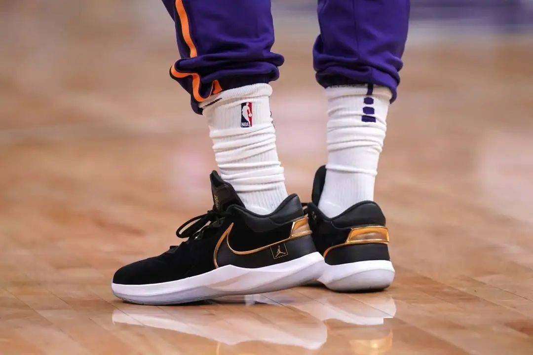 这也行？赛前萨克拉门托国王备战NBA常规赛风云突变里尔转会期遗憾出局，Rookie连续五场比赛得分超过爆冷的简单介绍
